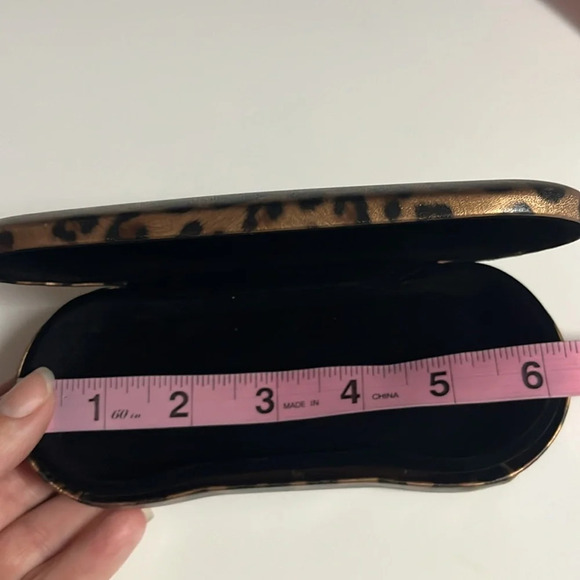 3 for $13 Imperfect Guess leopard print hard cover glasses case - Picture 7 of 8